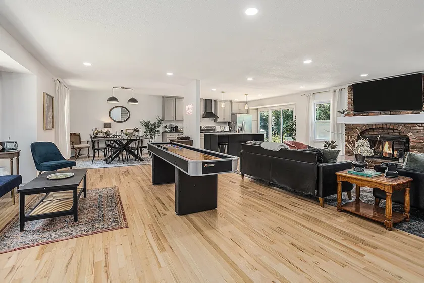 Vintage Gem! Remodeled & Centrally Located, 7 Beds - Image 1