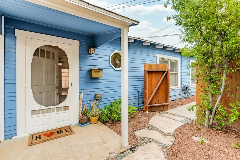 Walkable Belmont Heights Bungalow w Laundry - Image 1