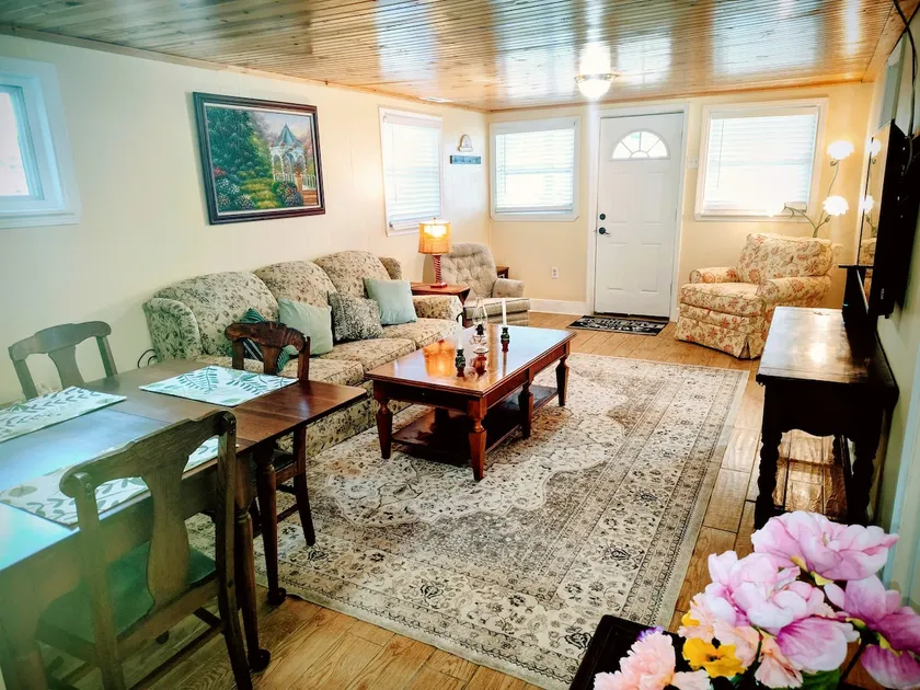 Cozy Cottage Near Skidway Lake | Summer Getaway - Image 1