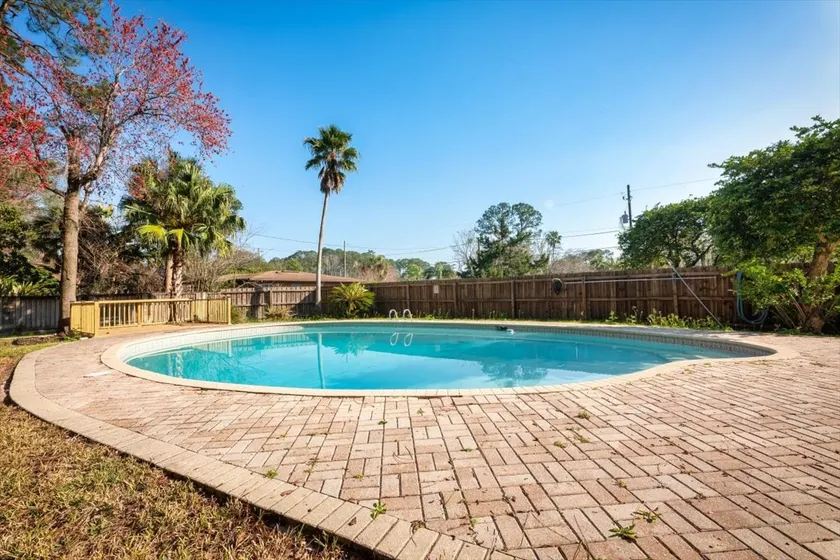 Unique- 2 homes on private 1.5 acre retreat. - Image 1