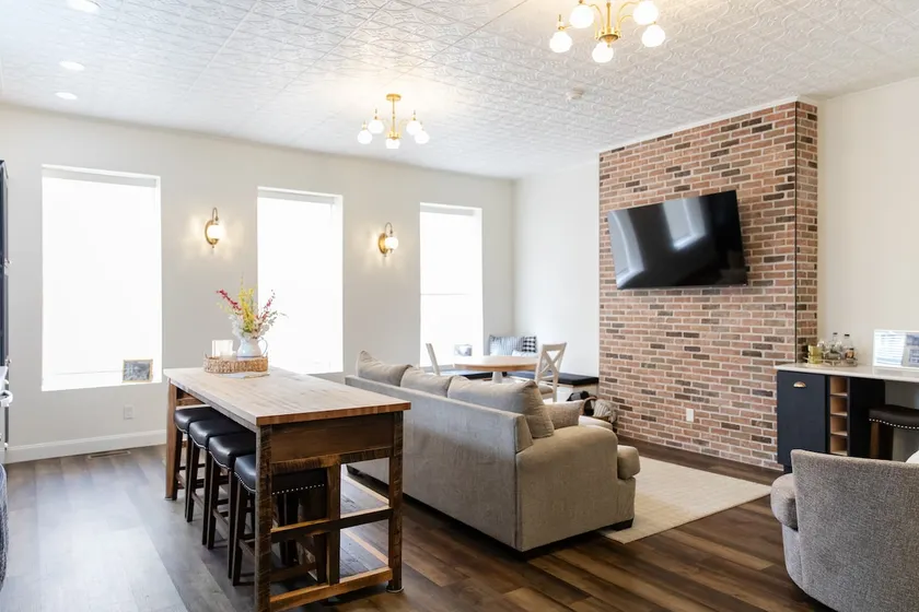 Downtown Wheeling 2BR/ Sleeps 7/ Walk to Arena - Image 1