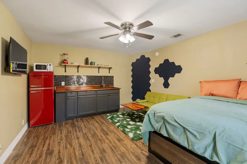 Convenience in Central Pensacola, Pet Friendly! - Image 1