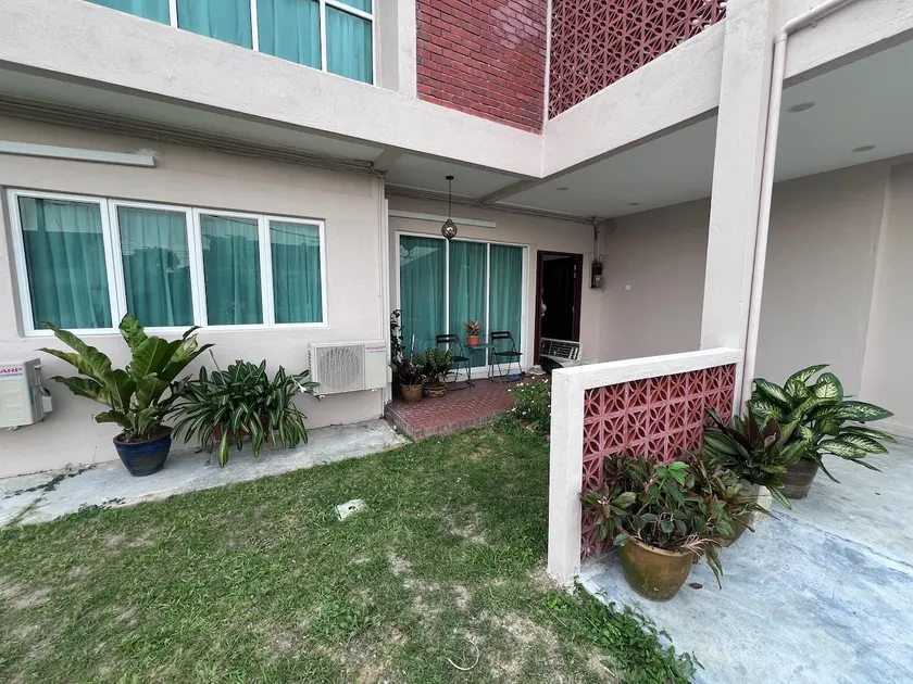 Spacious 5BR Semi-D | 14 Pax |4 Car Parks|Seremban - Image 1