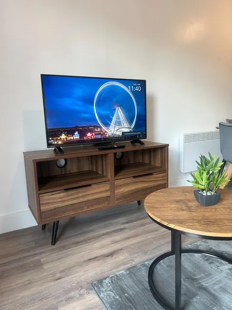 Cozy, Stylish Modern 2 Bedroom Entire Flat - Image 1