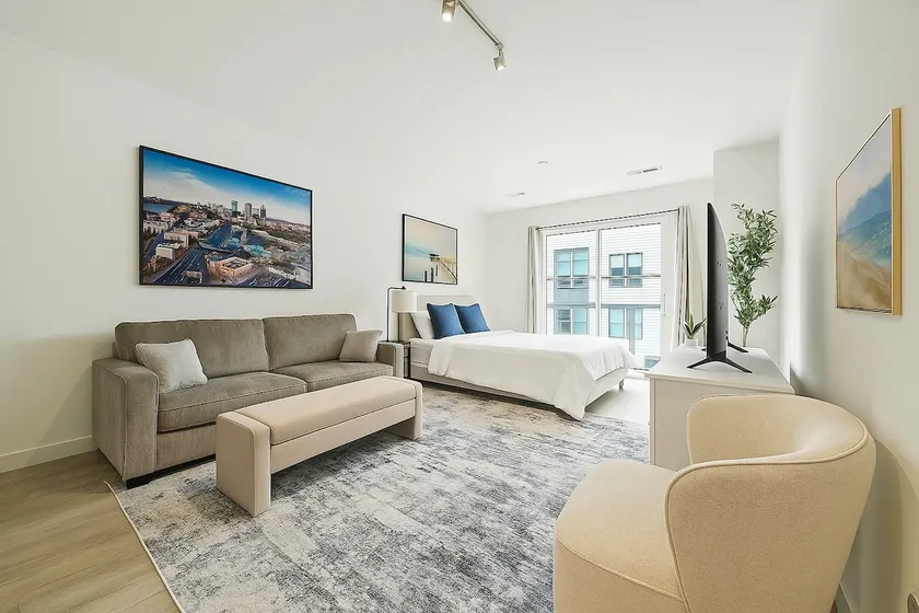 1 BDRM Retreat | King Bed, Pool, Gym, Parking+ Bus - Image 1