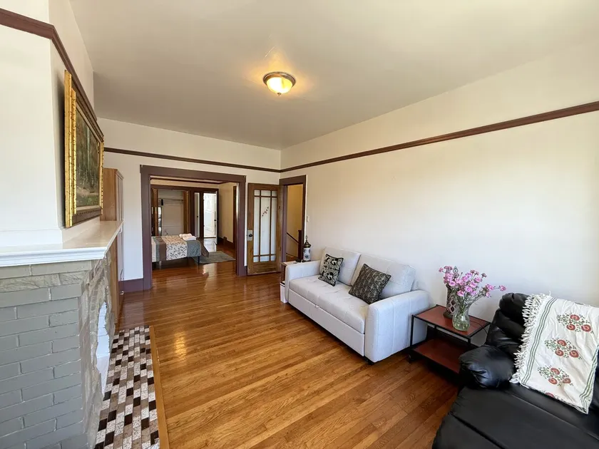 41 - Classy 3 Bedroom unit near FWY & Transit - Image 1