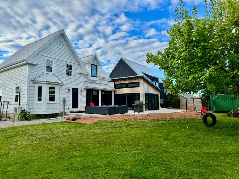 Modern Farmhouse Retreat near the City - Image 1