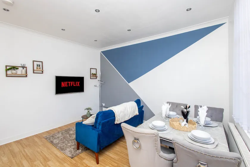 Modern Cozy Flat 6 mins to City Parking & WiFi - Image 1