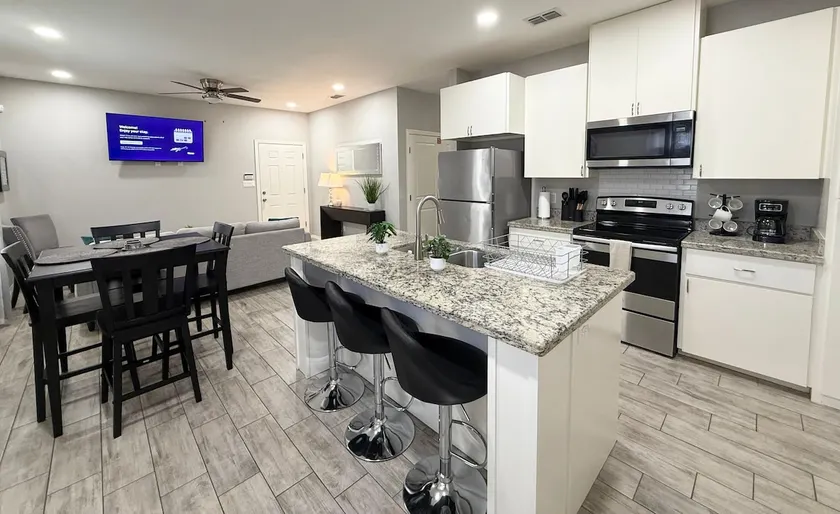 Cozy and Stylish | 3 Bedroom Apt - Image 1