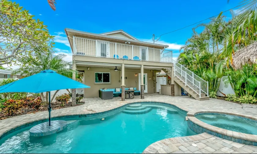 Coast is Clear! Heated pool/spa~Close to shops - Image 1