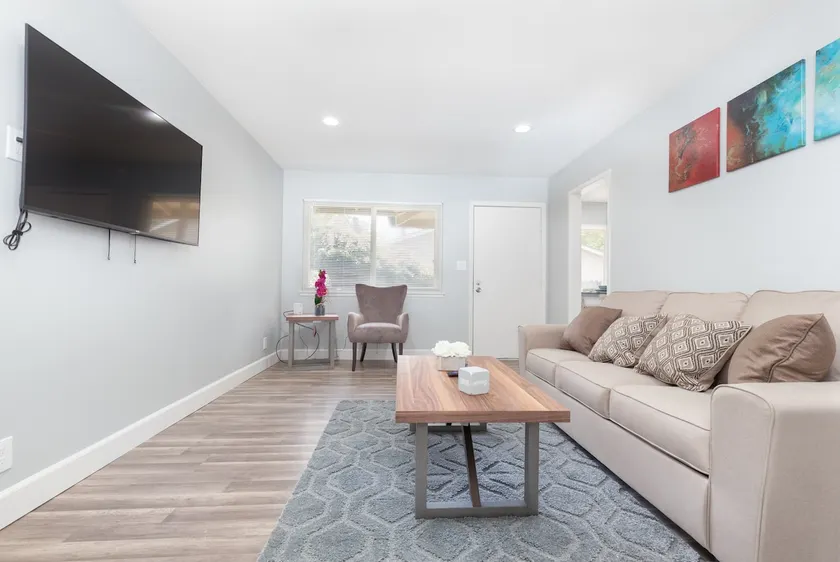 Chic 2BR Near Shopping & Dining - Image 1