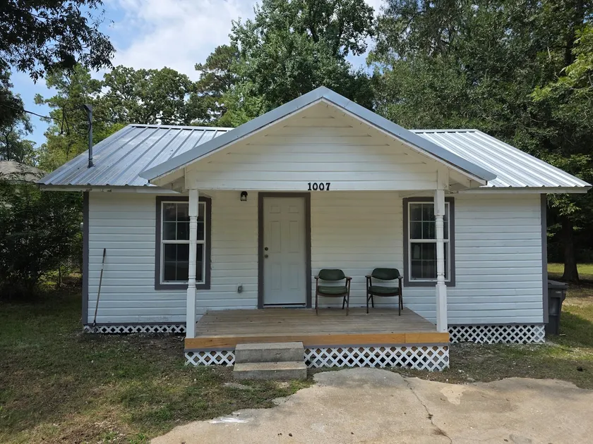 Art House Inside Lufkin Loop - Image 1