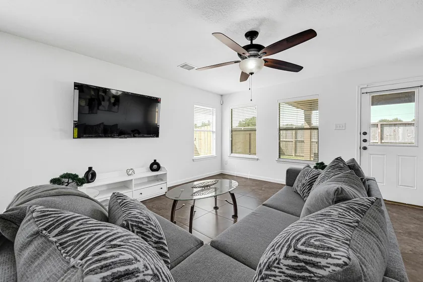 Charming Airbnb Oasis - Image 1