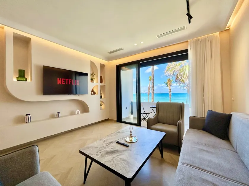 Blue Wave Suite - Waterfront Flat with Balcony - Image 1