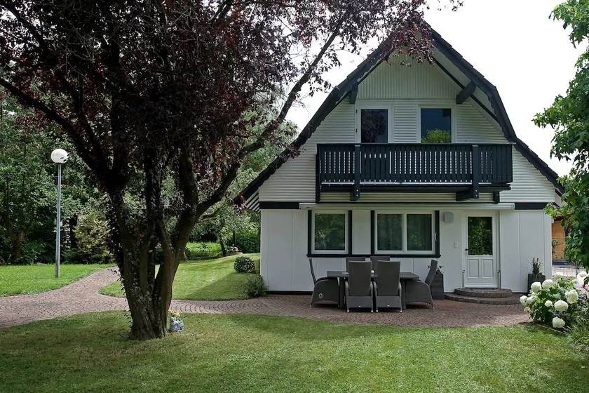 Charming vacation home with garden, fireplace & pond - Image 1