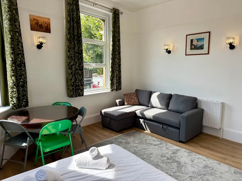 The Finchley Grand Flat II - Image 1