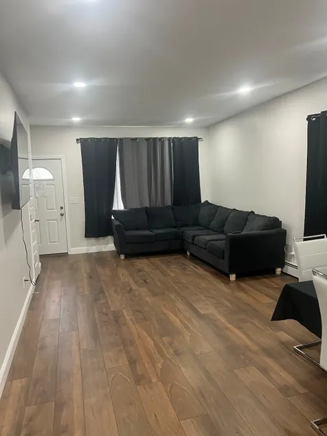 Pet-Friendly 3BR Walk to LIRR + Downtown Bay Shore - Image 1