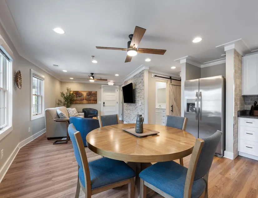 Carters Court Serene Suite - Image 1