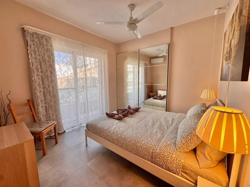 Sunny Retreat: Fast Wifi, Walk to Beach & Bus - Image 1