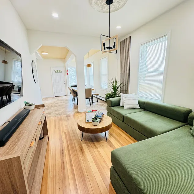 Bright and Spacious 3BR Near Boston Free Parking - Image 1