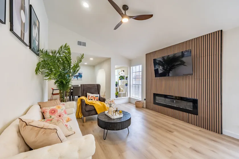Modern Stay Near The Domain/Q2 - Image 1
