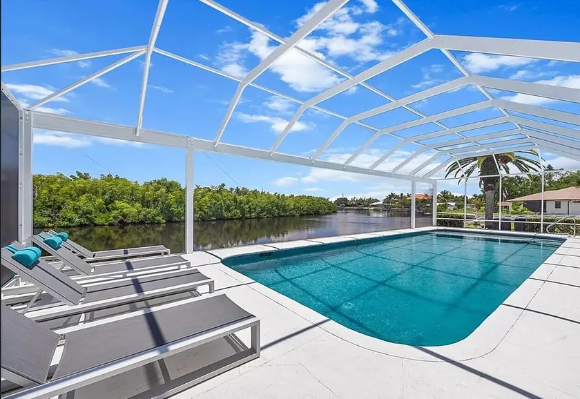 Waterfront luxury estate - Image 1