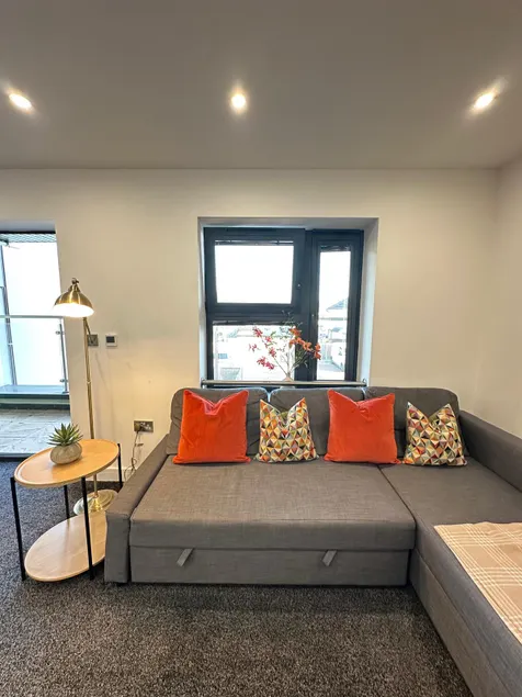 Cozy & Bright 2-Bedroom Apartment with Large Balcony and Free Parking - Image 1