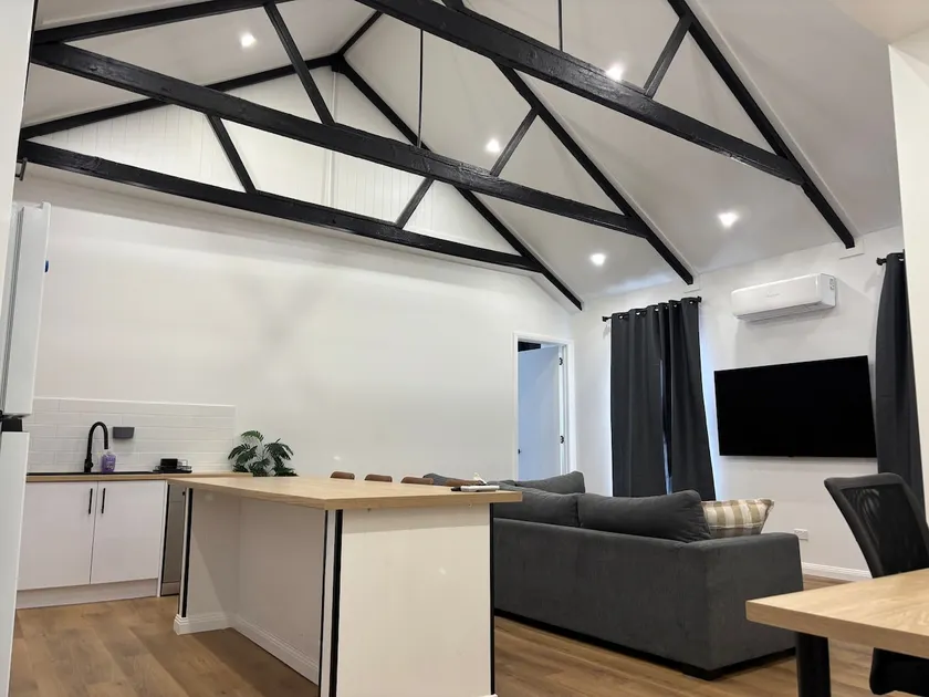 Roof Top Twin Ensuite CBD Unit - Image 1