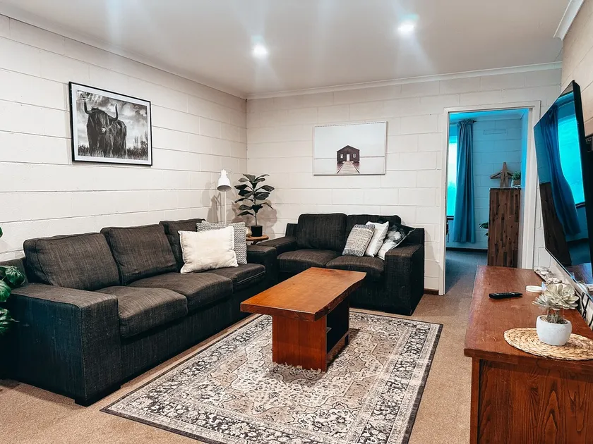 Todd’s Lodge in Murray Bridge + Private Backyard - Image 1
