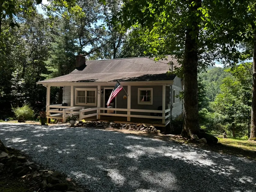 The Fox Den, A Rustic Log Cabin near GSMNP & NNF - Image 1