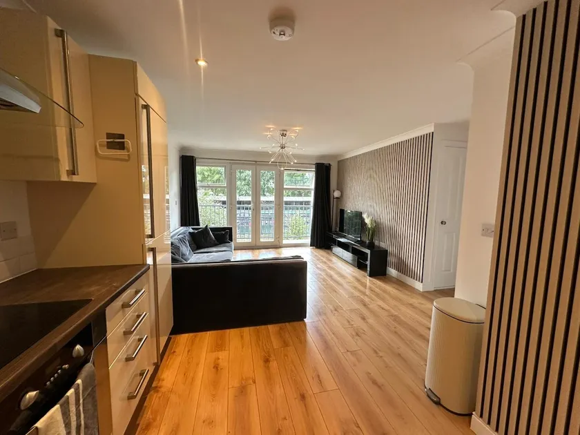 Delightful Riverview Flat With Parking - Image 1