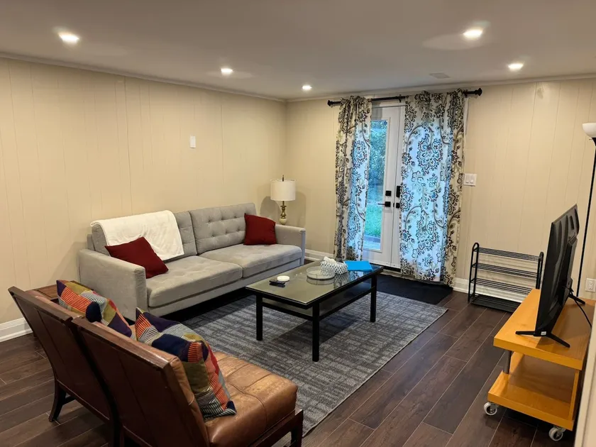 Bright & Cozy Bankfield Stay - Image 1
