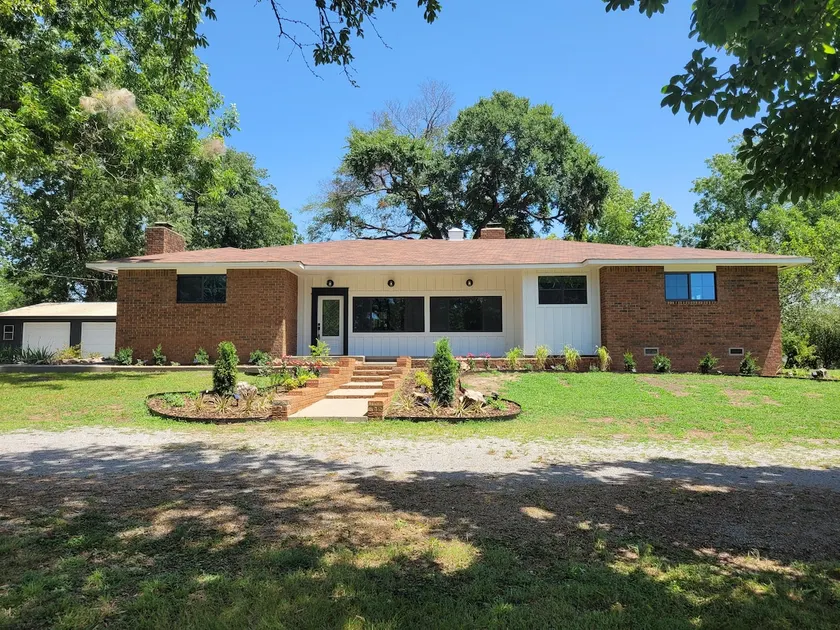 Beautiful mid-century ranch - Image 1