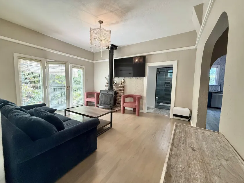 Remodeled 2BR Creekside Retreat - Image 1