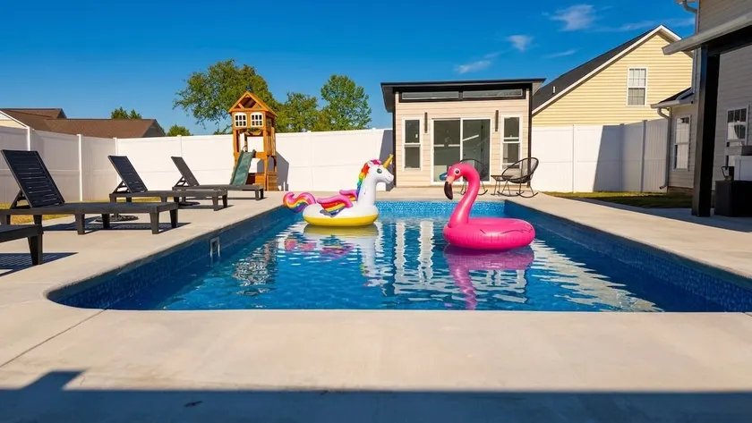 Pool, Movie Theatre, Playground, Soaking tub, Gym. - Image 1
