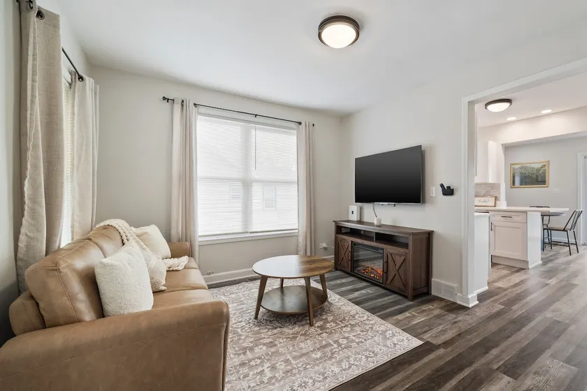 Modern 4BR Home Near Train & Downtown Naperville - Image 1