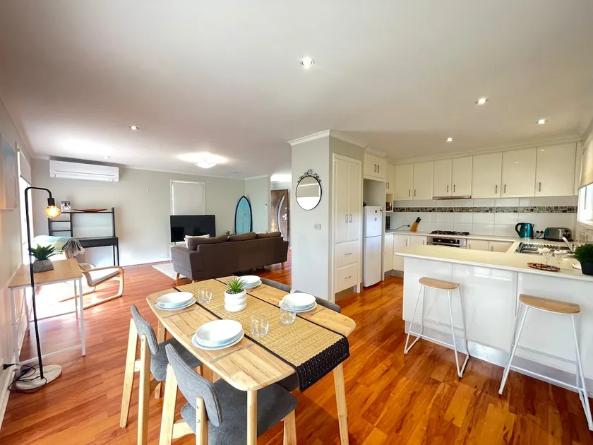 Family & Work Stay Near Deakin | Parking + WiFi - Image 1