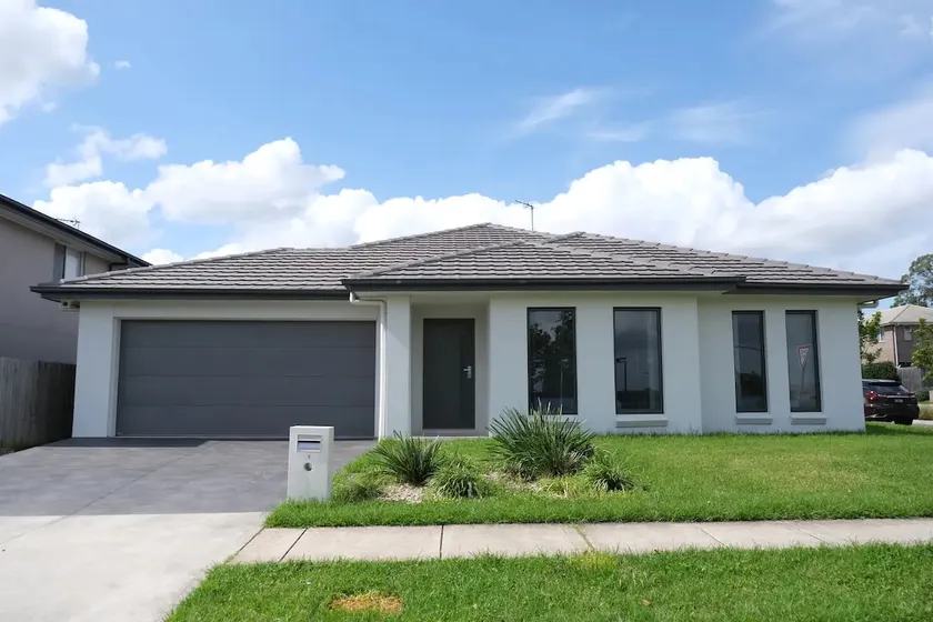 Kellyville Modern & Stylish House for family &work - Image 1