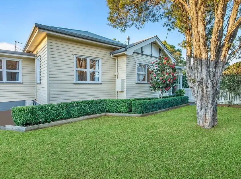 Wallace Cottage - Glennie, CBD, Quiet Leafy Street - Image 1