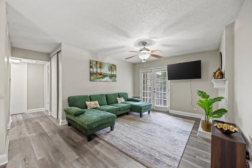 Sleek 1BR + pool | Walk to Bars - Image 1