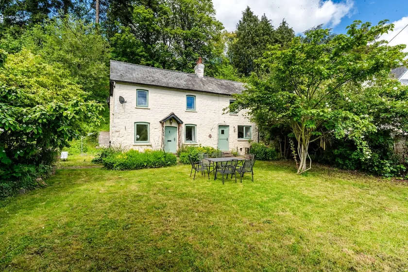 Charming 3-Bed Cottage by the River Usk - Image 1