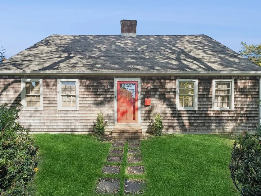 East Hampton Village Cottage Near Beach - Image 1