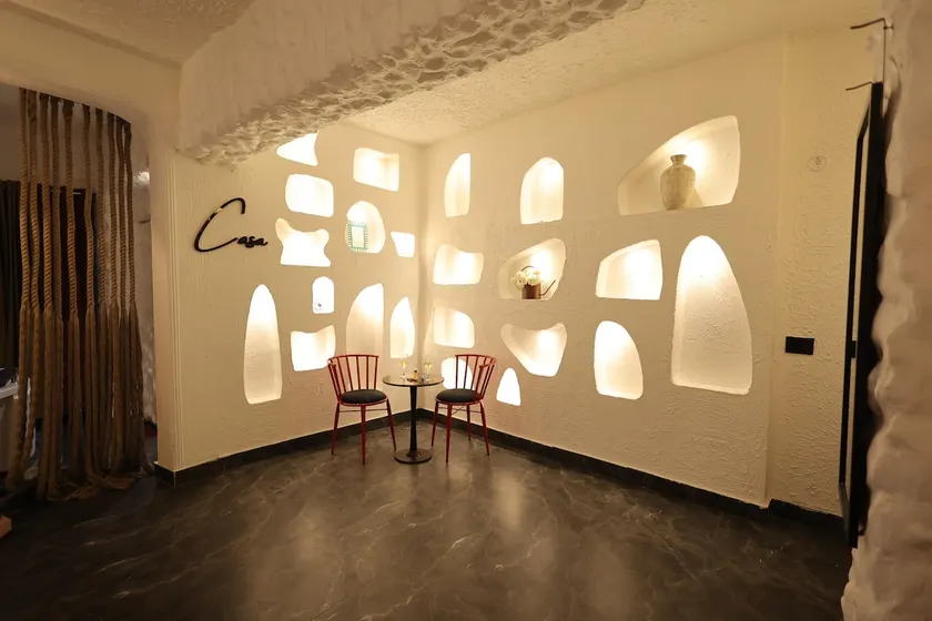 Airnest Stays | Casa | Jacuzzi Luxury Room - Image 1