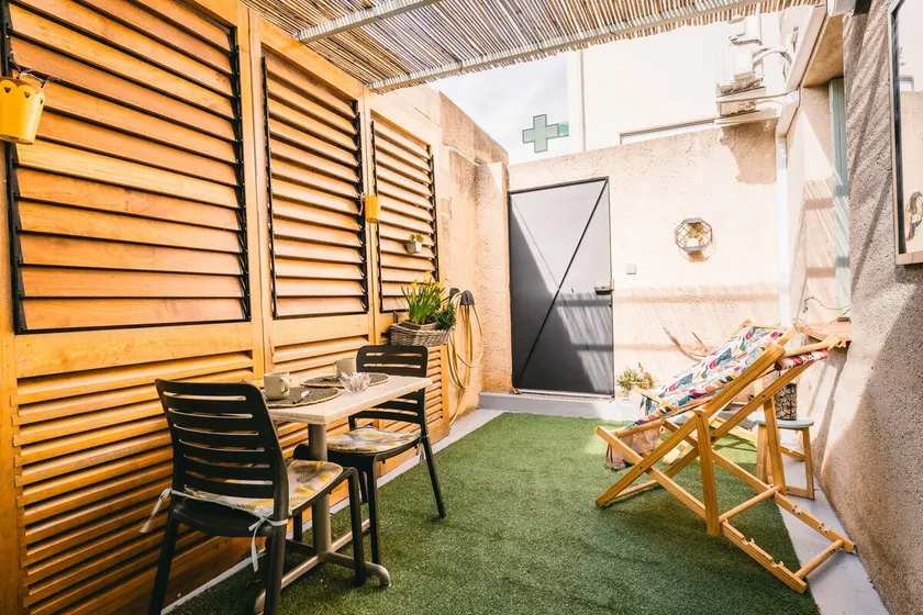 Comfortable apartment with private courtyard - Image 1
