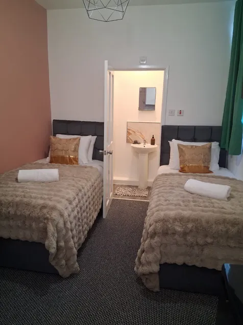 Crown House Studio 2 Single Beds - Image 1