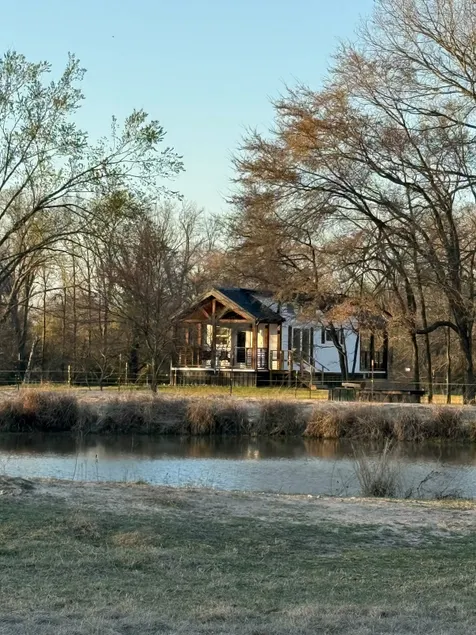 Serene Home Directly Between Houston & Dallas WIFI - Image 1