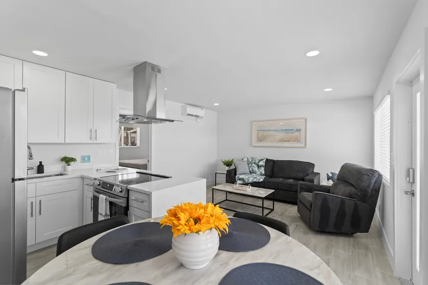 1 mile to BEACH! + POOL! - Image 1