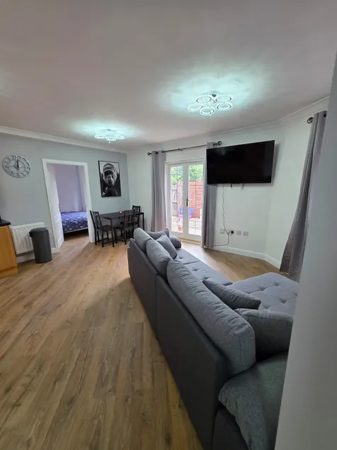 Spacious 2-Bed Apartment | Garden| Parking |M62/M6 - Image 1