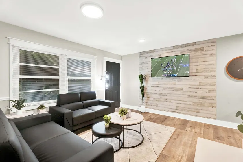 Luxe RO Loft | Central + Private Entry + Parking - Image 1