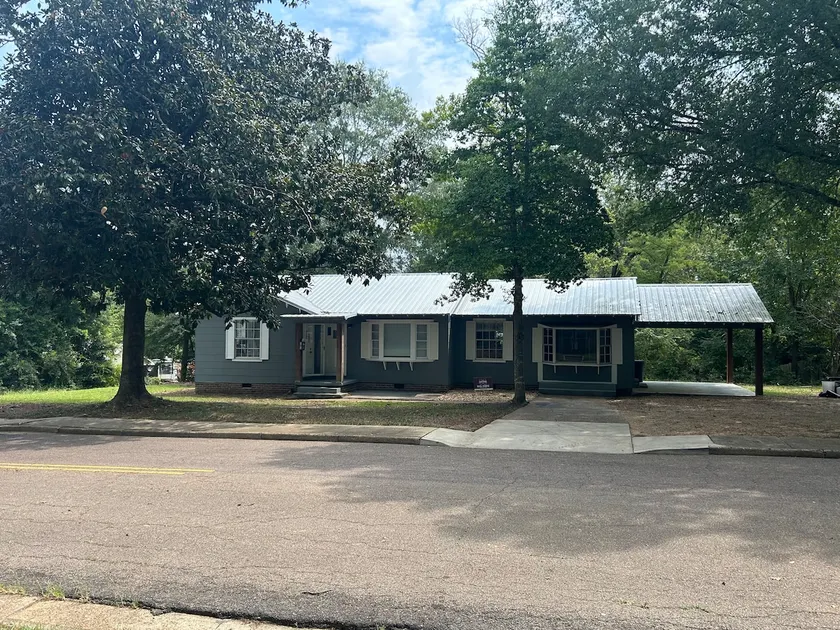Dawg house - Image 1